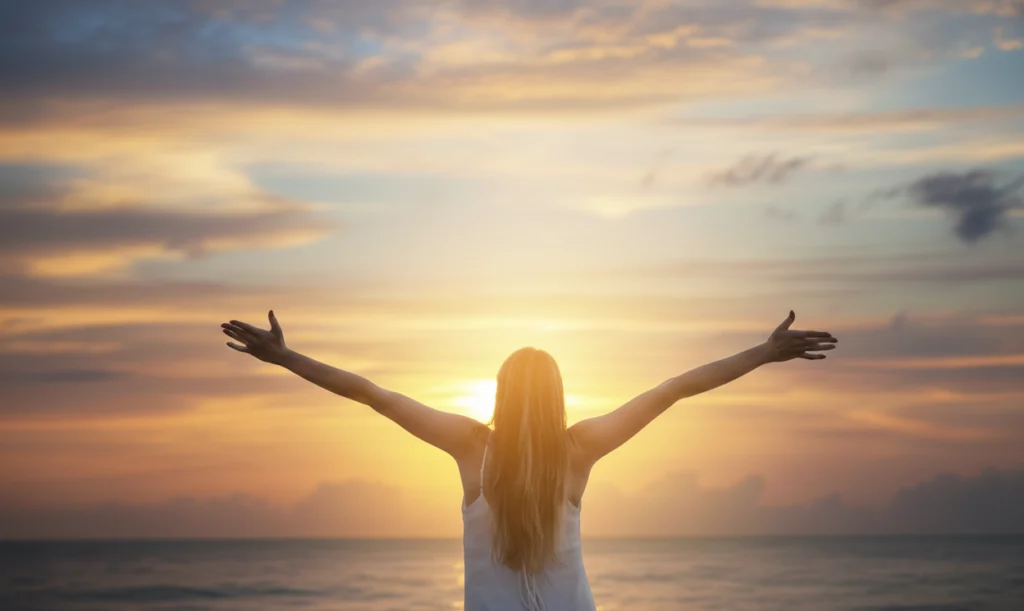 Femme épanouie, heureuse, sereine, grâce à sa maison qui est : aménagée et décorer à son image, et organisée et rangée suivant ses habitudes et modes de vie. Maison TOA